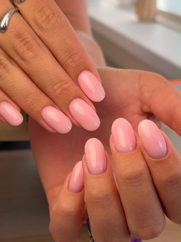 Natuurlijke roze gelnagels in amandelvorm