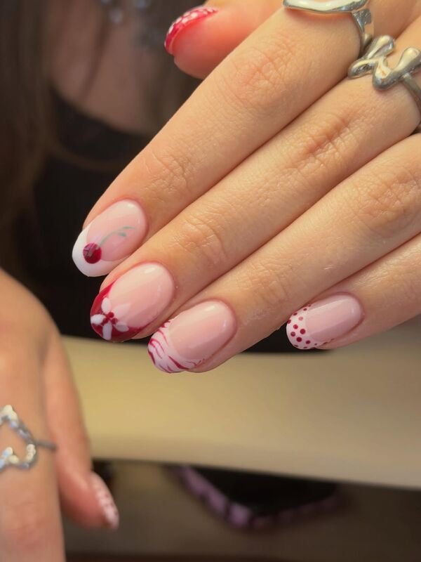 Handgeschilderde nailart met bloemmotief